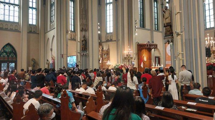 Anak-anak Dapat Kado, Misa Keluarga Gereja Katedral Jakarta Terasa Penuh Kegembiraan