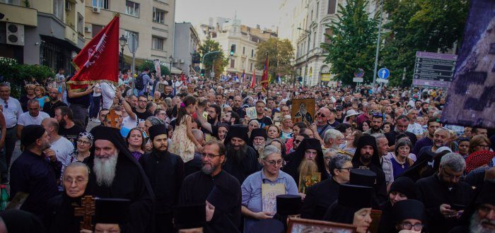 Berita Foto : Umat Kristen Ortodoks Serbia Protes Pawai LGBT Ero